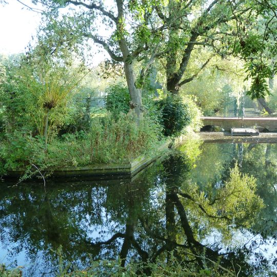Gracht rond borgterrein Luinga en boogbrug daarover
