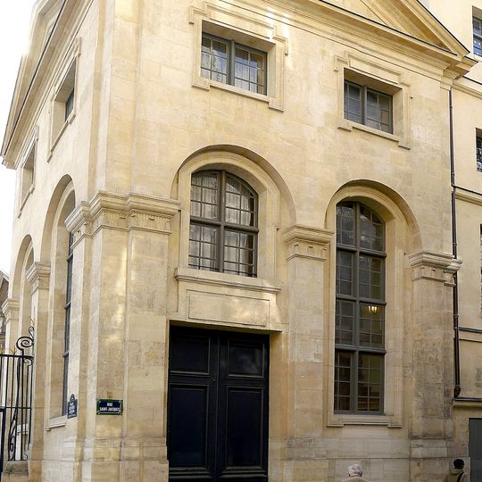 Pavillon sud bordant la cour d'honneur de l'abbaye du Val-de-Grâce