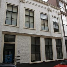 Pand met gepleisterde pilastergevel ter breedte van vier vensterassen