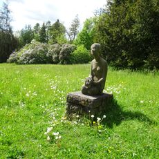 Socha dívky poblíž pramene Aloiska v Luhačovicích