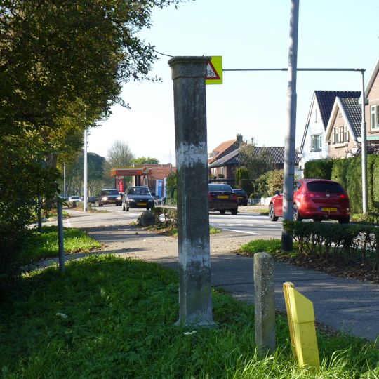 Hardstenen grenspaal met letters Z.H. en O.W.