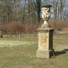 Ozdobné sloupy v zámeckém parku v Liběchově