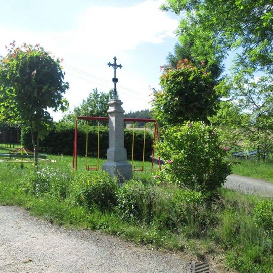 Kříž západně od Milčic u rozcestí