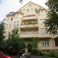 Mietshaus in geschlossener Bebauung konzipiert, mit Vorgarten und Einfriedung Hoffmannstraße 30
