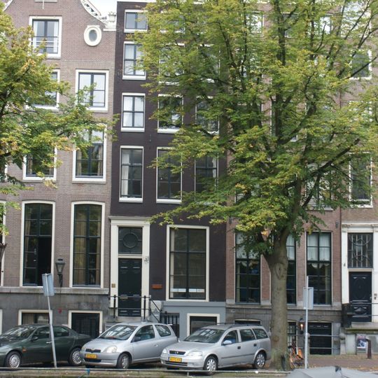 Huis achter een gevel in traditionele vormen, onder rechte lijst
