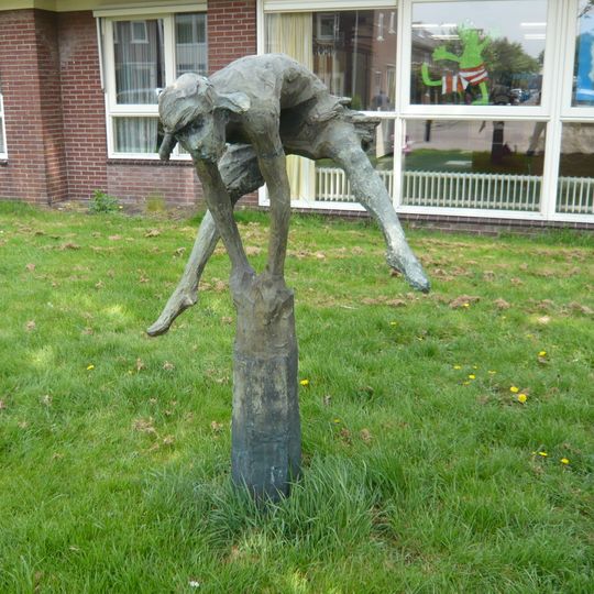 Paaltjespringend meisje