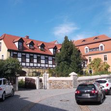 Wohnhaus (ehemalige Apotheke) in Ecklage, mit Hinterhaus, großem Apothekergarten und Einfriedungsmauer zur Badergasse und zur Lindenstraße Markt 8