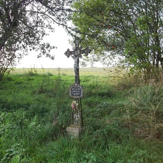 Kříž západně od Chotěmic