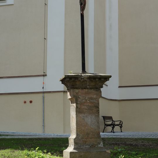 Pamětní kříž u kostela v Božím Daru