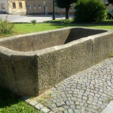 Obdélníková kašna na náměstí v Kunžaku