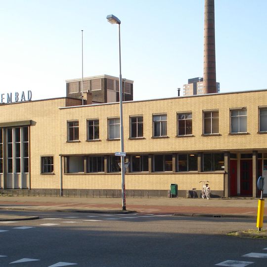 Blok etagewoningen met winkels op de begane grond in Zakelijk Expressionistische stijl