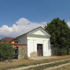 Kaple na okraji Dolní Dlouhé Loučky vedle polní cesty