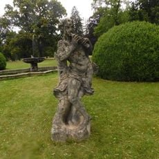 Socha Siléna v zámeckém parku ve Valči