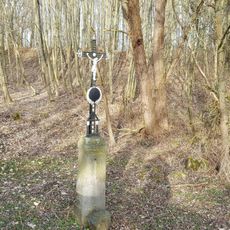 Kříž u mostu přes potok Bojovka severně od Hořehled