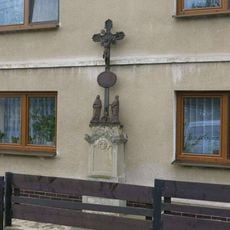 Kříž u domu 97 ve Sněžnické ulici v Jílovém
