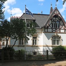 Villa mit Einfriedung in offener Bebauung Bautzner Straße 120
