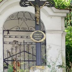 Kříž západně od Týčku na stráni