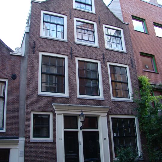 In Huis met latere gevel onder klokvormige top met houten fronton