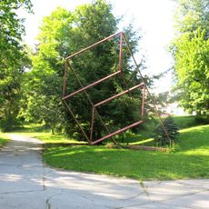 Kovová plastika u školy v Liberecké ulici v Jablonci nad Nisou