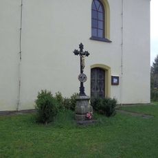 Kříž u kostela v Hojovicích