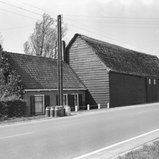 Dijkboerderij, bestaande uit een dwars woonhuis onder pannen zadeldak