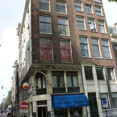 Hoekhuis met voorgevel onder rechte lijst en overgebouwde zijgevel