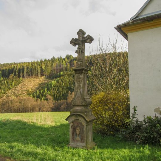 Kříž v Bušíně u Studené Loučky vedle kaple
