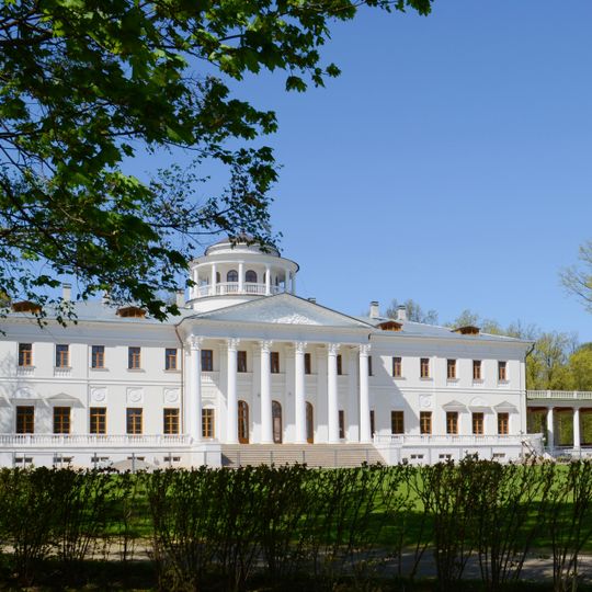 Главный дом с двумя флигелями