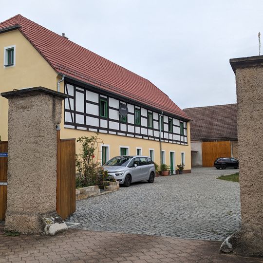 Wohnstallhaus und Scheune sowie Toranlage eines Dreiseithofes Hauptstraße 18