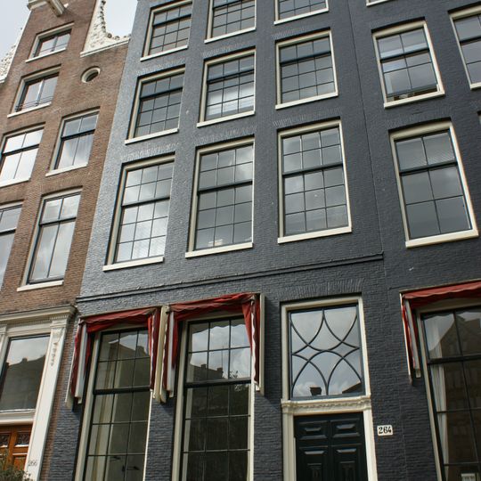 Pand met gevel onder rechte lijst met triglyfen