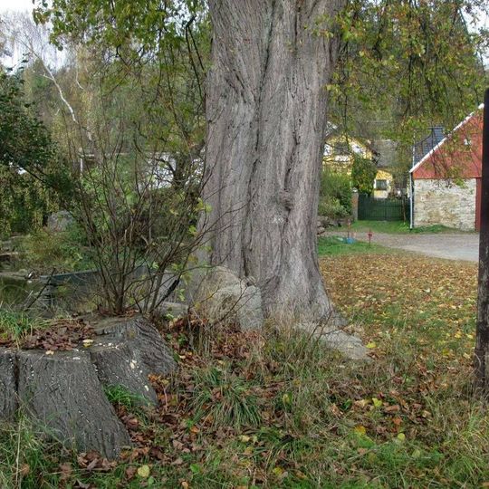 Kříž u kaple v Hostišovicích