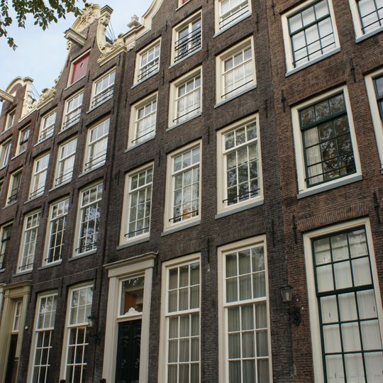 Pand met gevel onder zware in- en uitgezwenkte lijstvormige versierde bekroning