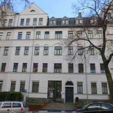 Mietshaus in geschlossener Bebauung mit Vorgarten Zeißstraße 40