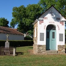 Kříž v Branicích u kaple