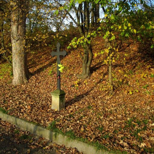 Kříž u kostela v Plasích