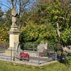 Socha svatého Jana Nepomuckého na návsi ve Volevčicích