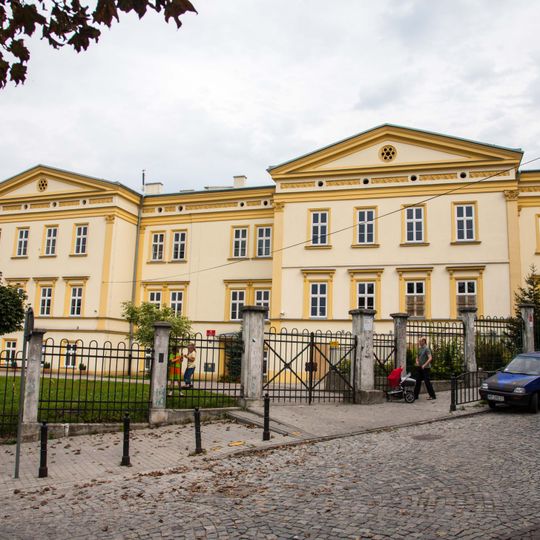 Szpital, ob. szkoła