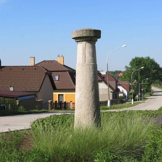 Kamenný milník na rozcestí v osadě Na Kopečku