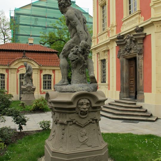 Socha Herkula před Michnovým letohrádkem v Praze