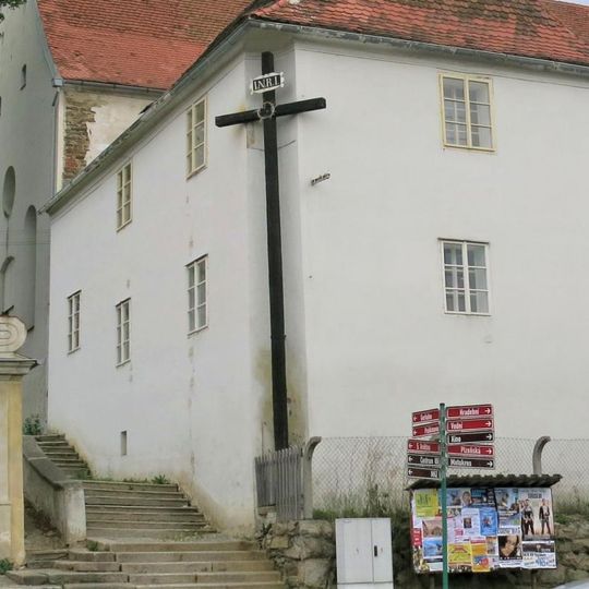 Kříž na rohu kapucínského kláštera v Horšovském Týně