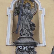 Socha Ježíše Krista na průčelí kostela svaté Rodiny v Havlíčkově Brodě