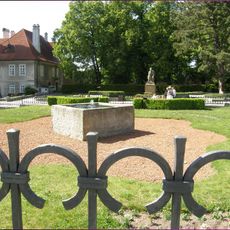 Pískovcová kašna před zámkem