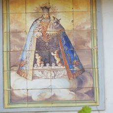 Ceramic panel of Our Lady of the Forsaken at 14 Fray Pedro Vives street