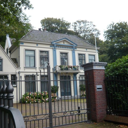 Huis Zomerlust met koetshuis