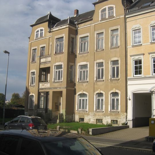 Mietshaus in halboffener Bebauung mit Vorgarten Marienberger Straße 9