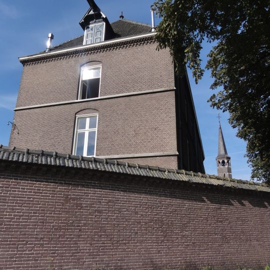 Klooster St. Alfonsius Zusters: Kloostervleugel haaks op de straat