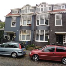 Dubbel herenhuis met hek, thans tandartspraktijk (nummer 11) en kamerverhuur (nummers 11 en 13)