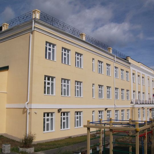 Здание средней школы № 2, где в годы Великой Отечественной войны размещался лечебный корпус эвакогоспиталя № 942