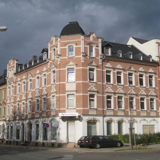 Mietshaus in geschlossener Bebauung in Ecklage, mit Vorgarten zur Münchner Straße Augustusburger Straße 175