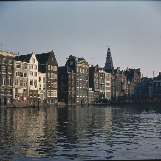 Pand met gevel onder rechte lijst